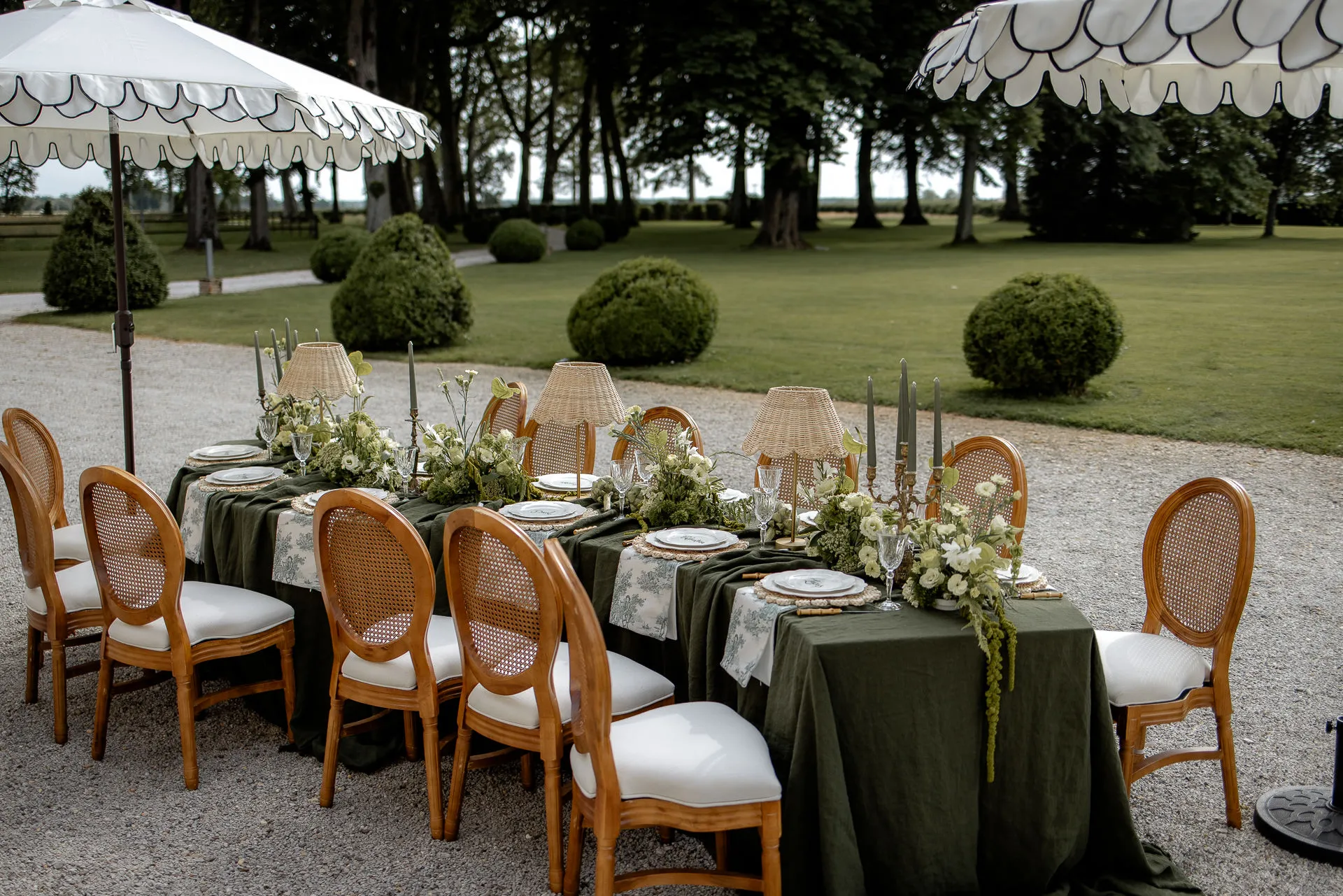 Luxuriöser Hochzeitsempfang im Park des Chateau de Varennes mit grünen Samt-Tischdecken und goldenem Mobiliar